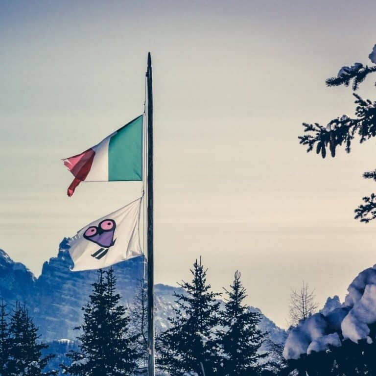 Flag og bjerge i skiferie Italien
